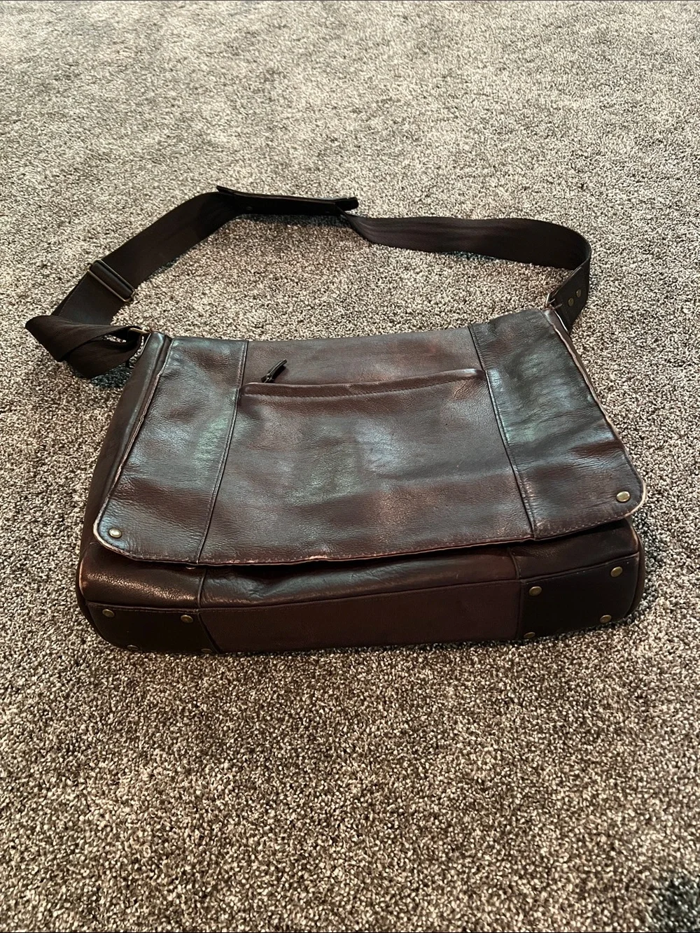 Classic Brown Leather Messenger Bag with Adjustable Strap